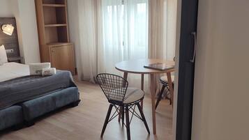 Une chambre d’hôtel avec un lit, un bureau et une chaise.