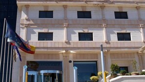A multi-story hotel building with a prominent "HOTEL" sign at the top. - Hotel Sercotel Cuatro Postes (Ávila)