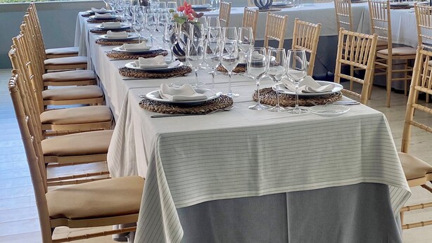 A dining area with tables set for a meal, chairs, and a view of a cityscape. - Hotel Sercotel Cuatro Postes (Ávila)