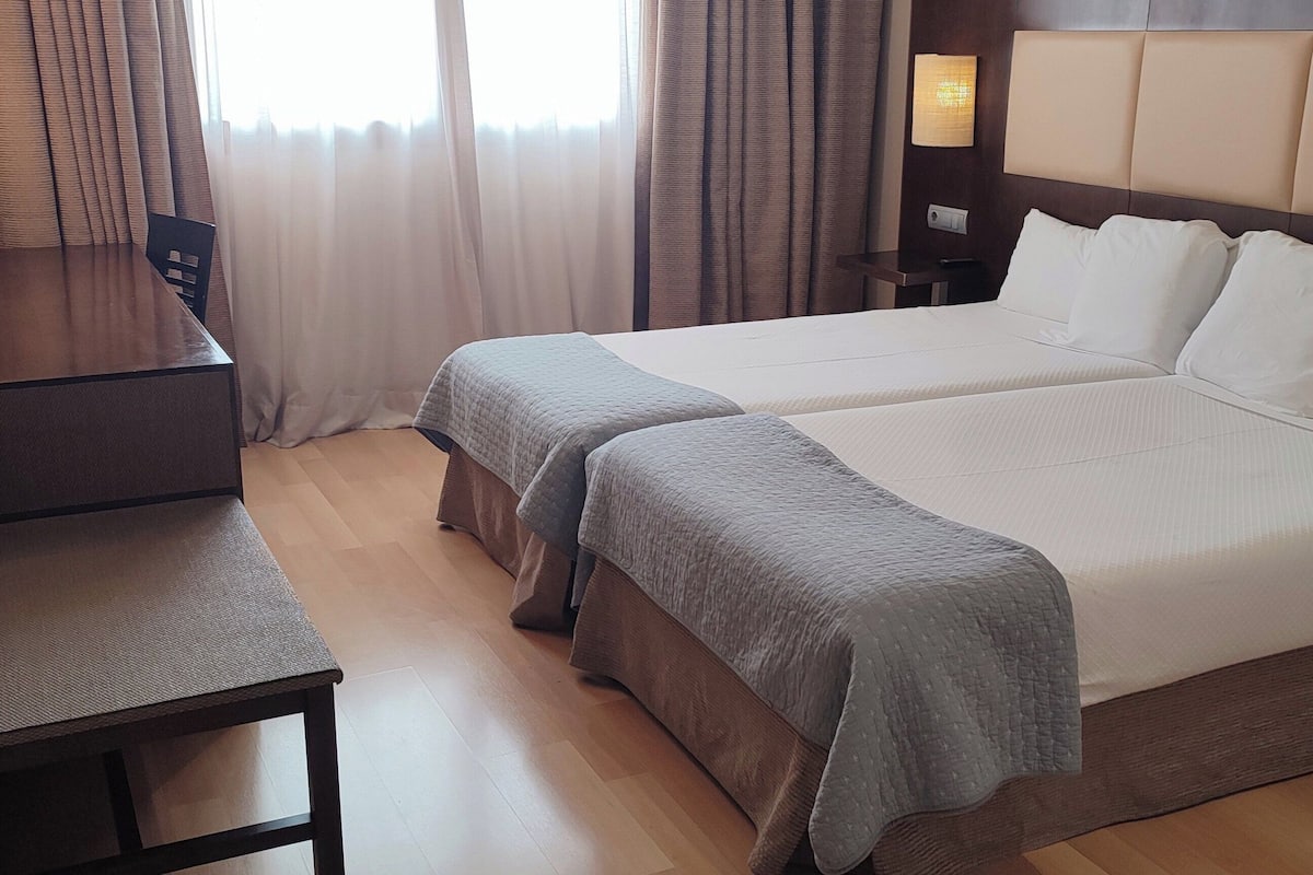 Hypo-allergenic bedding, minibar, in-room safe, desk