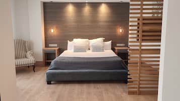 Hypo-allergenic bedding, minibar, in-room safe, desk