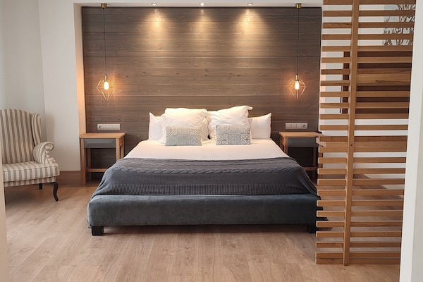 Hypo-allergenic bedding, minibar, in-room safe, desk