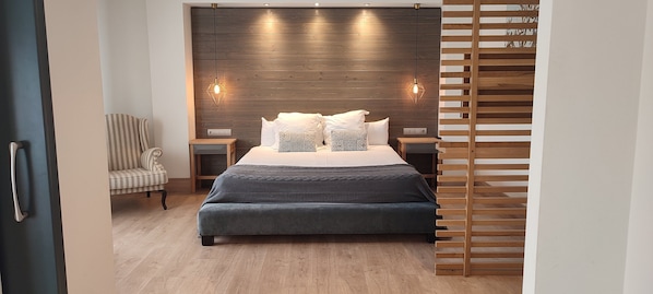 Hypo-allergenic bedding, minibar, in-room safe, desk