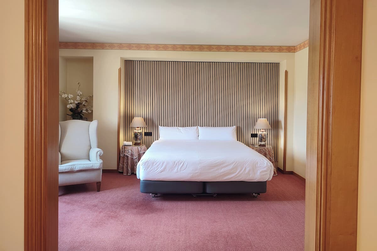 Hypo-allergenic bedding, minibar, in-room safe, desk