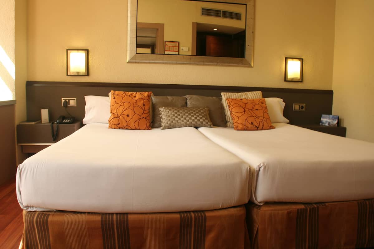 Minibar, in-room safe