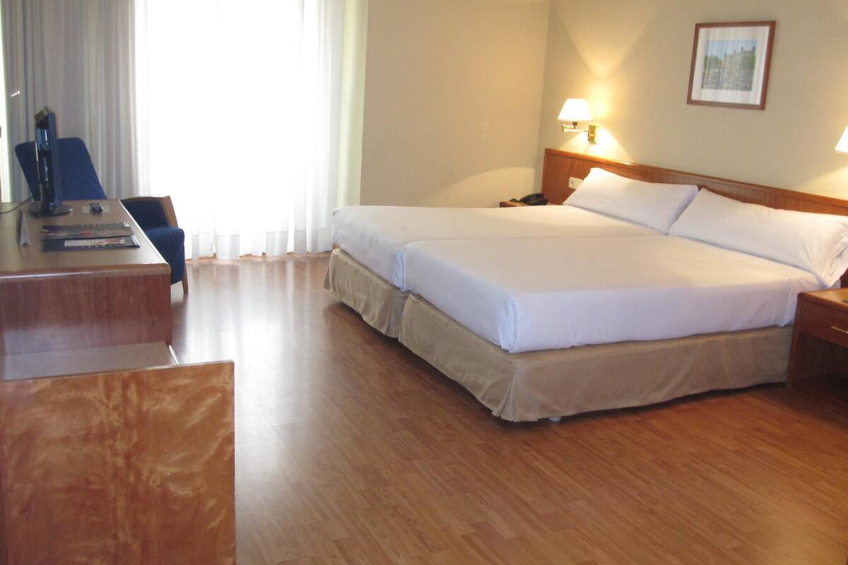 Minibar, in-room safe