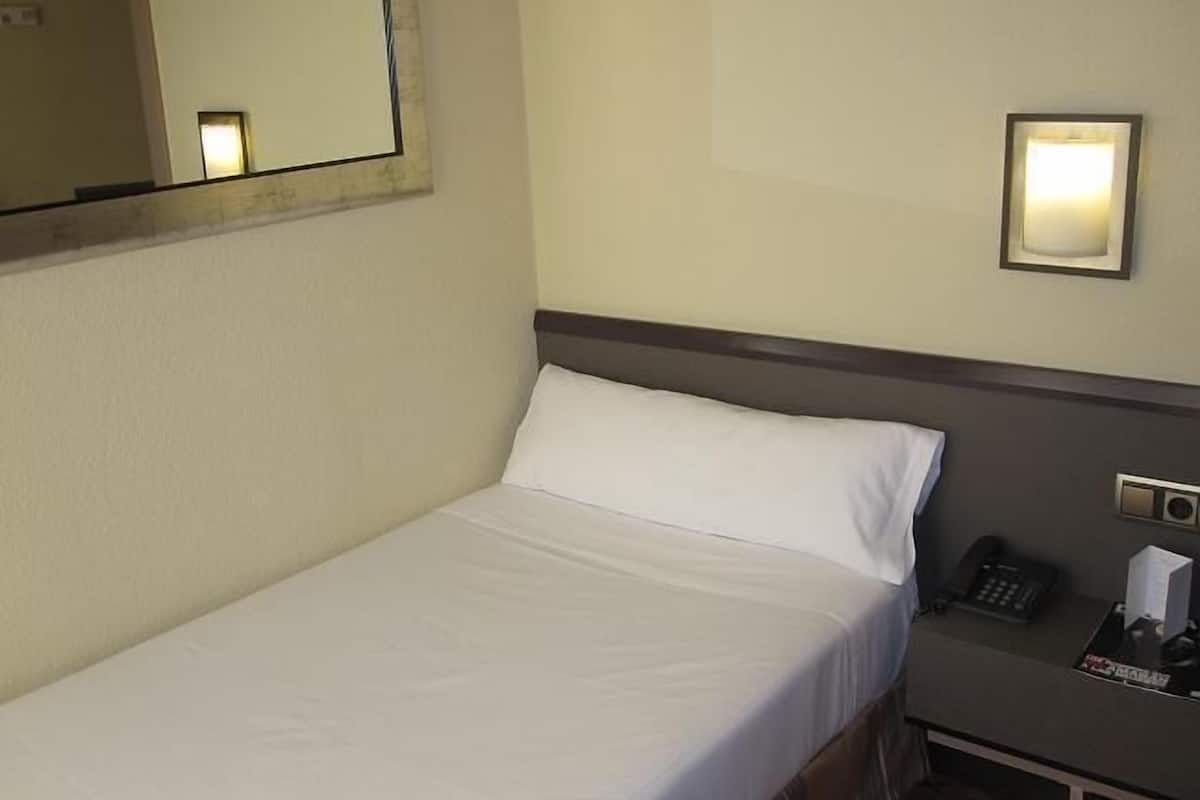 Single Room | Minibar, in-room safe