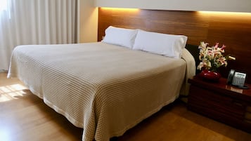 Habitación doble | Caja fuerte, escritorio, espacio para trabajar con un portátil