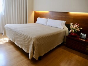 Habitación doble | 1 dormitorio, caja fuerte, escritorio