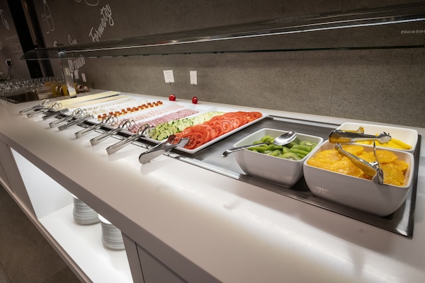 Café da manhã com buffet todos os dias (EUR 15 por pessoa)