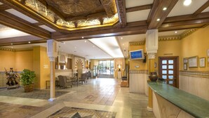A lobby with a tiled floor, wooden beams, a reception desk, and a statue. - Eurostars Maimónides Hotel (Córdoba)