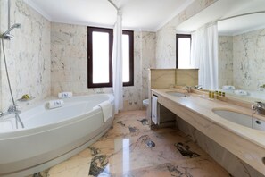 Chambre supérieure double | Salle de bain | Baignoire, articles de toilette écologiques, séchoir à cheveux, bidet