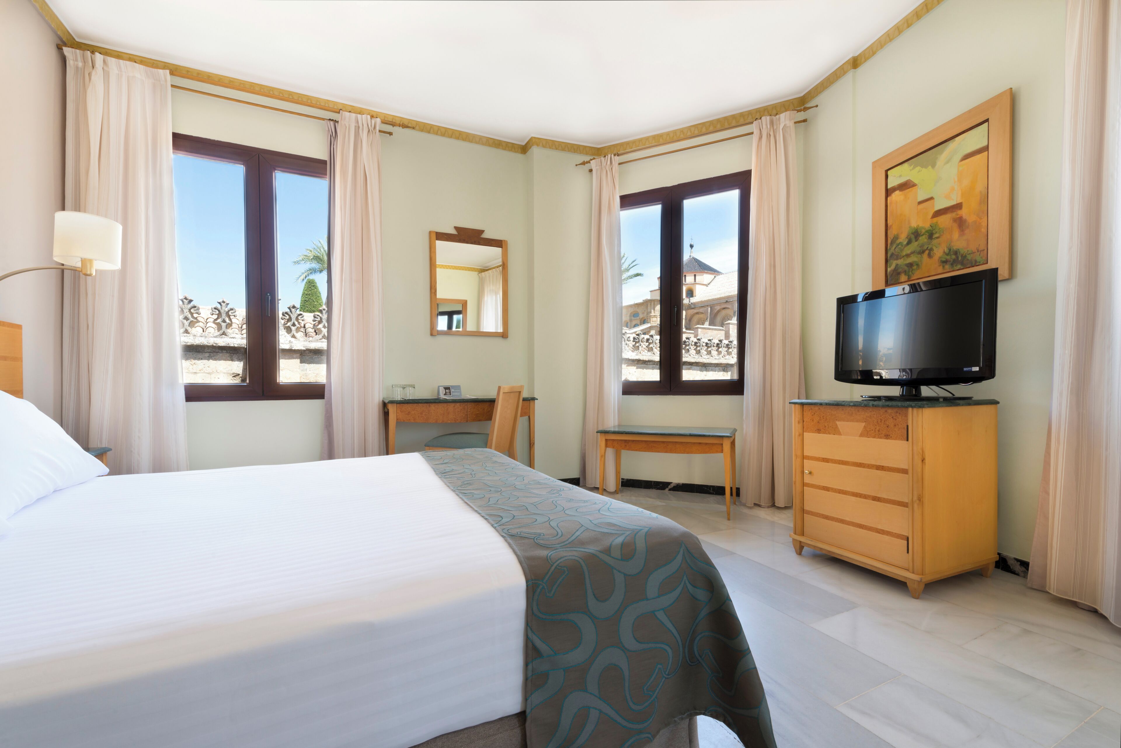 Minibar, coffres-forts dans les chambres, bureau
