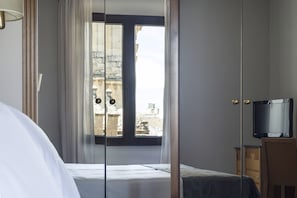 Minibar, caixa forta a l'habitació i escriptori 