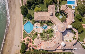 Accommodatie ligt op het strand, strandlakens, massage op het strand