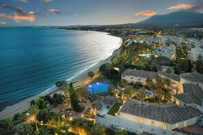 On the beach, beach towels, beach massages, beach bar - Grand Hotel Las Dunas, Autograph Collection (Estepona)