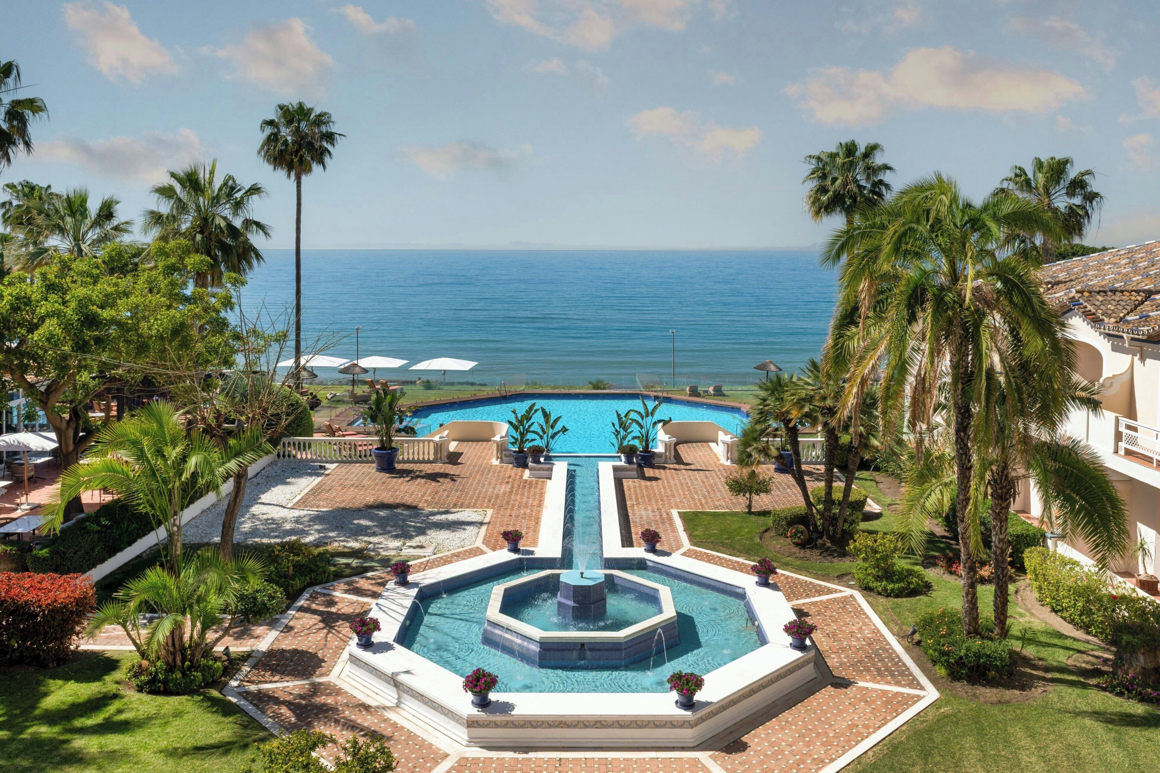 Een seizoensgebonden buitenzwembad, parasols voor strand/zwembad
