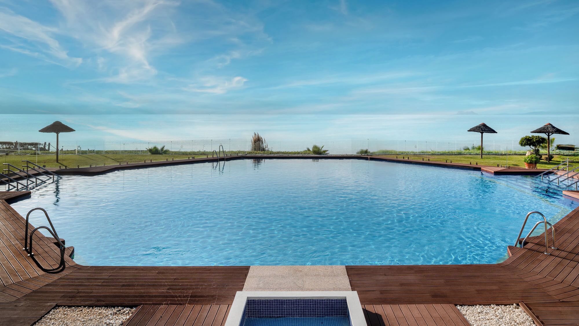 Una piscina al aire libre de temporada (de 11:00 a 19:00), sombrillas