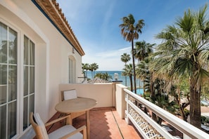 Egyptian cotton sheets, hypo-allergenic bedding, down comforters - Grand Hotel Las Dunas, Autograph Collection (Estepona)