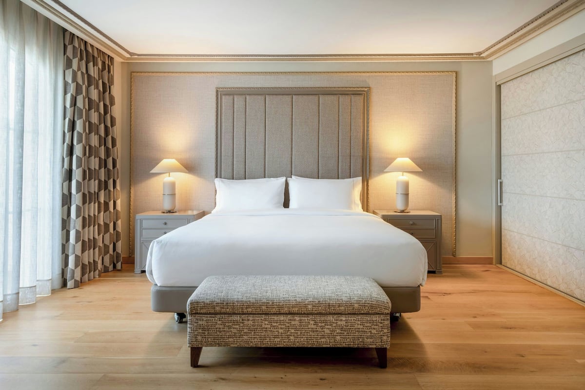 Suite, 1 Tempat Tidur King, balkon (view) | Seprai katun Mesir, seprai antialergi, dan selimut bulu angsa