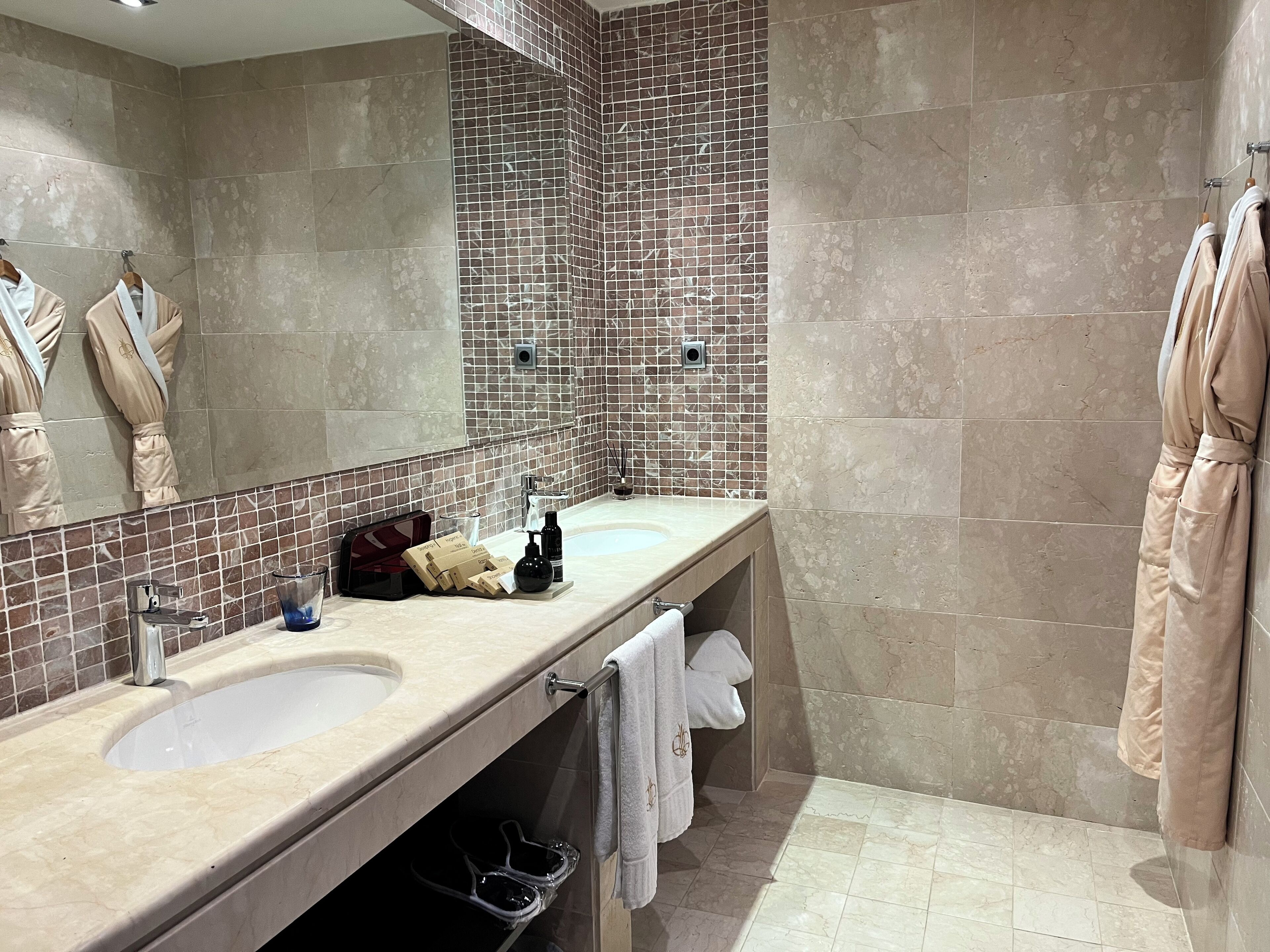 grand suite, sea view mediterranean. thermal experience included | bathroom | combined shower/bathtub, designer toiletries, hair dryer, bathrobes