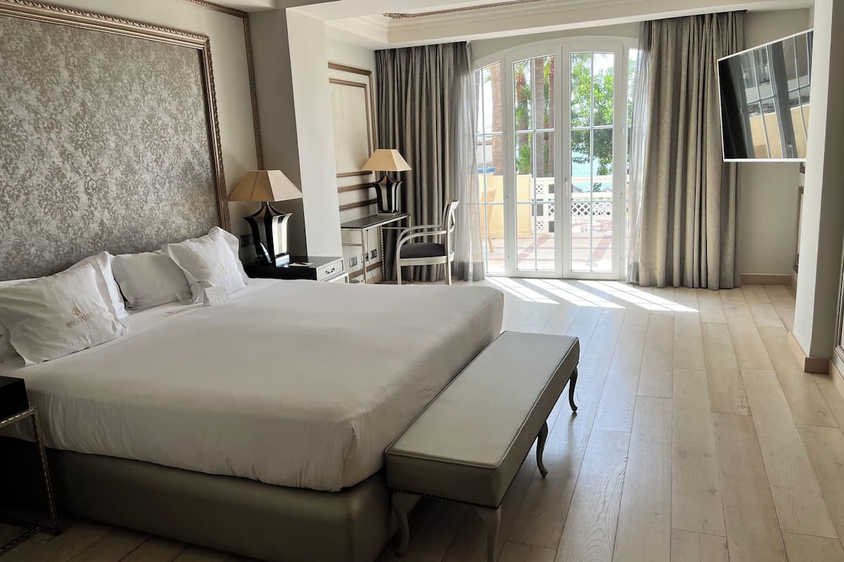 Grand Suite, Sea View Mediterranean. Thermal Experience included | Egyptian cotton sheets, hypo-allergenic bedding, down comforters