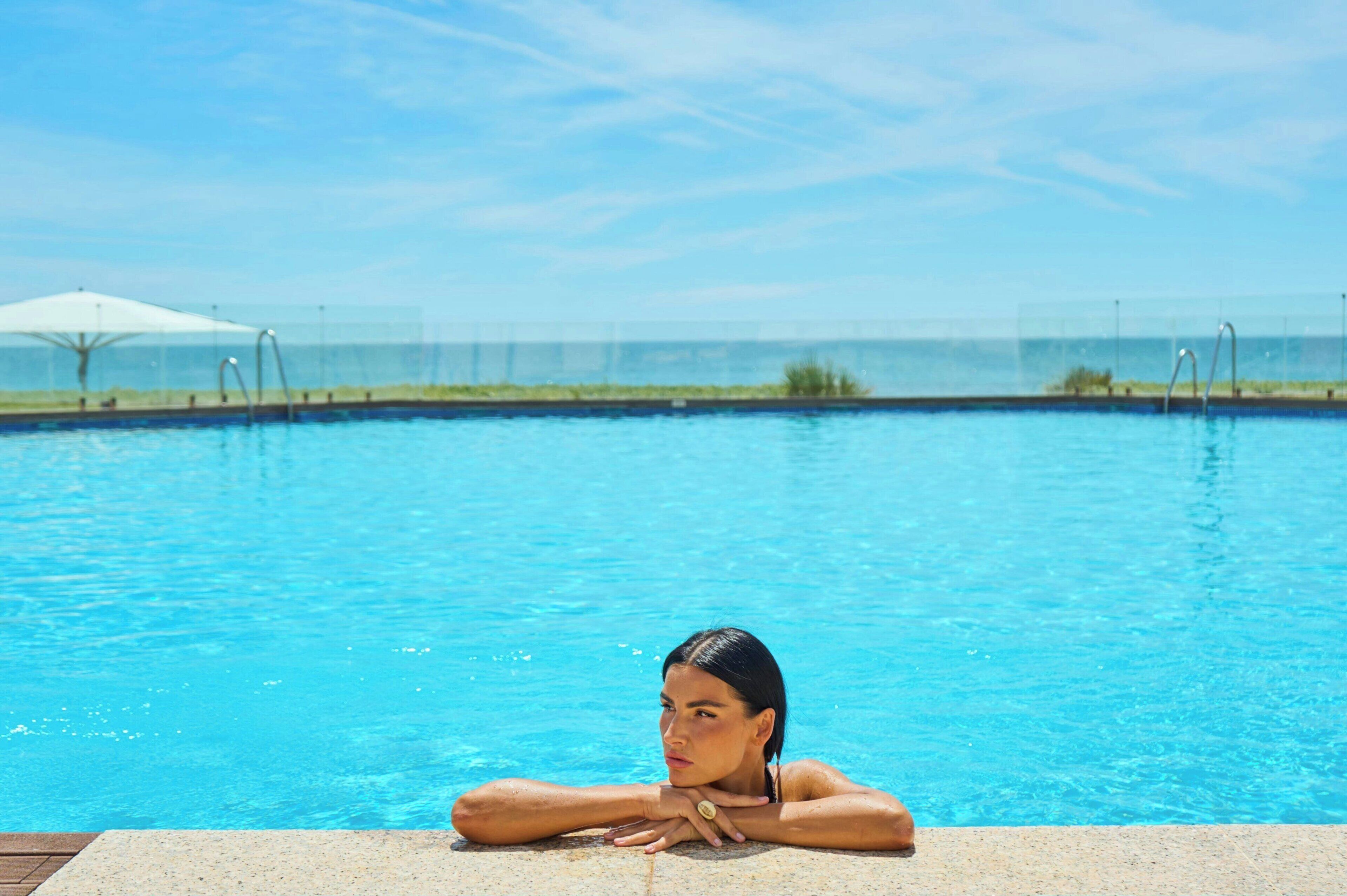 Una piscina al aire libre de temporada (de 11:00 a 19:00), sombrillas