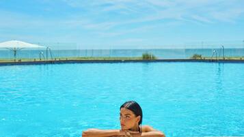 Una piscina al aire libre de temporada (de 11:00 a 19:00), sombrillas