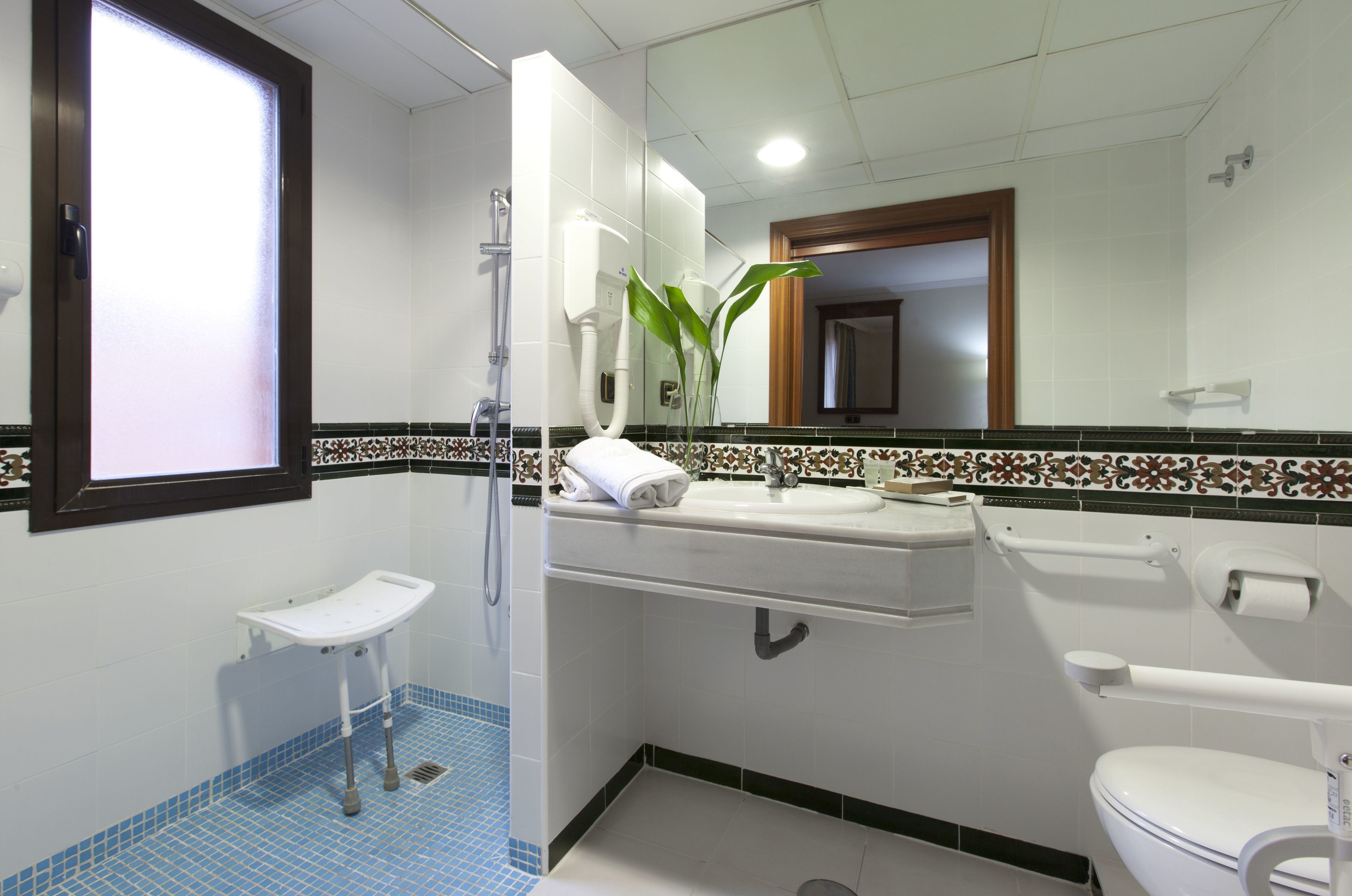 standard twin room, 2 single beds | bathroom | combined shower/bathtub, free toiletries, hair dryer, bidet