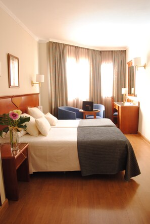 Standard Twin Room, 2 Twin Beds | Minibar, in-room safe, desk, laptop workspace