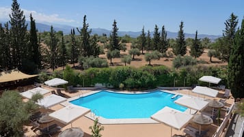 Piscina a l'aire lliure de temporada (horari: 11:00-20:00) i para-sols
