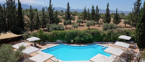 Außenpool (je nach Saison geöffnet), Sonnenschirme, Liegestühle