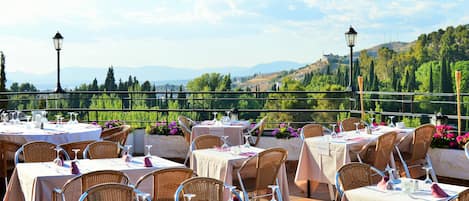 Frokost, lunsj og middag serveres
