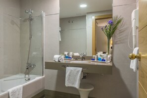 Combined shower/tub, free toiletries, hair dryer, bidet