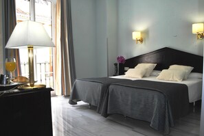 Standard-Doppel- oder -Zweibettzimmer | Minibar, Zimmersafe, Schreibtisch, laptopgeeigneter Arbeitsplatz