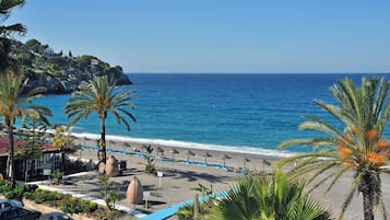 En la playa, camastros y sombrillas