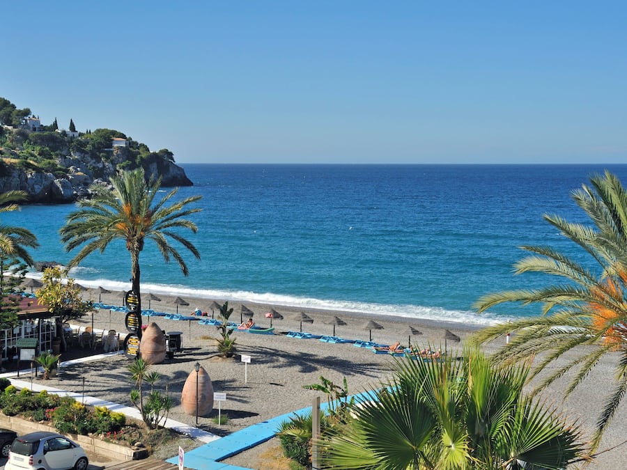 PĂ„ stranden, solstolar och parasoller