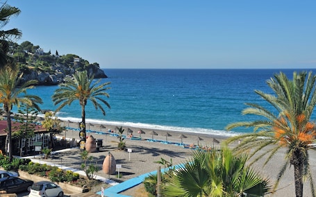 On the beach, sun-loungers, beach umbrellas. Sol Los Fenicios