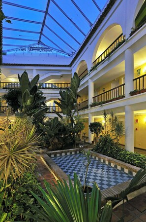 迷你吧、客房内保险箱、办公桌、遮光窗帘