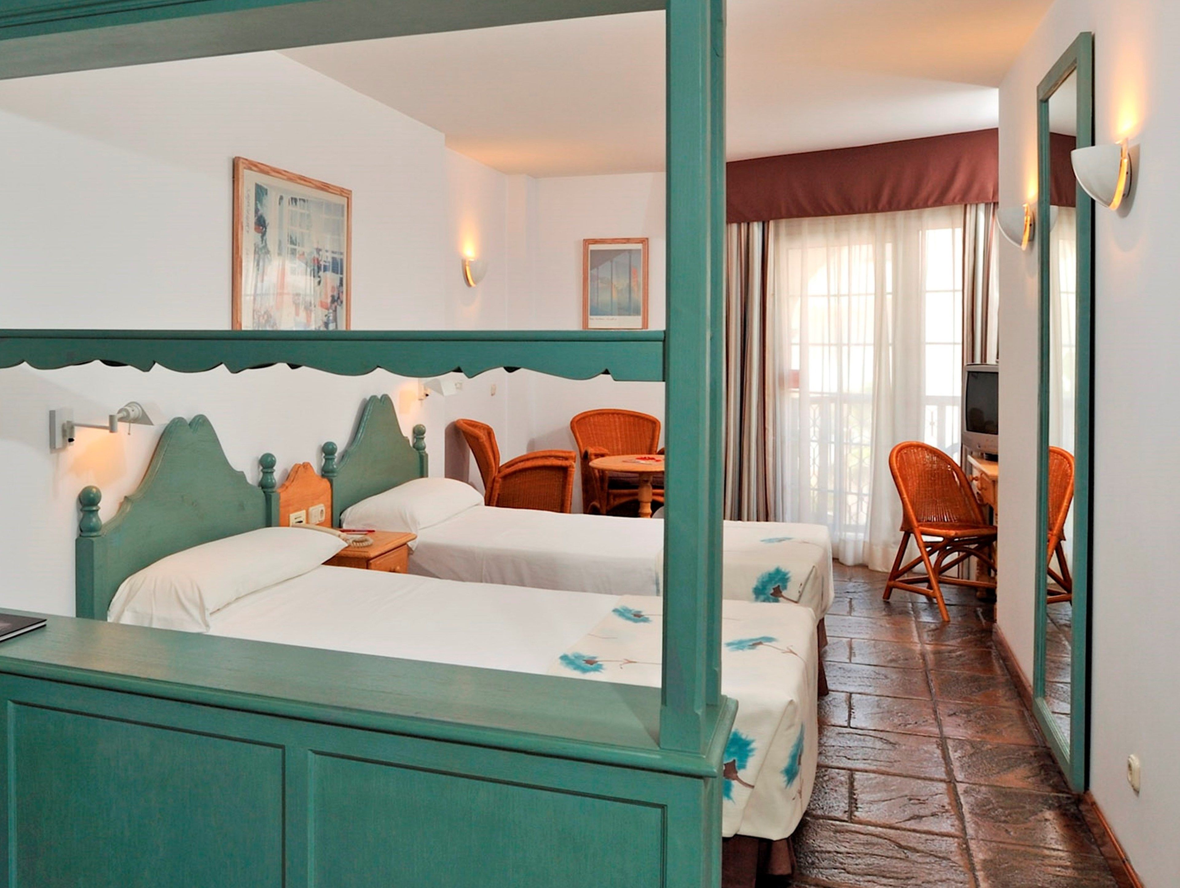 combined shower/bathtub, free toiletries, hair dryer, bidet