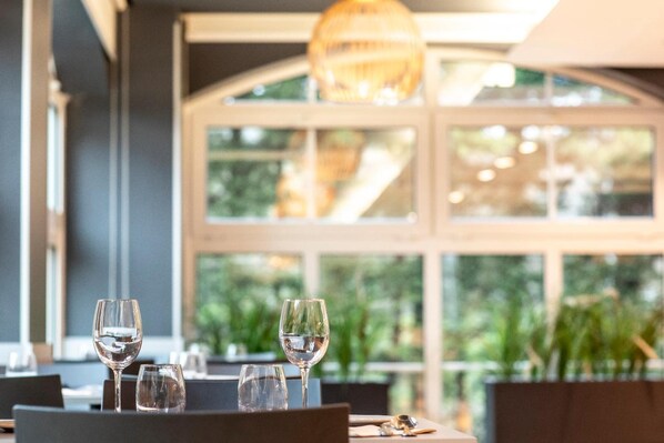 Petit déjeuner, déjeuner et dîner servis sur place