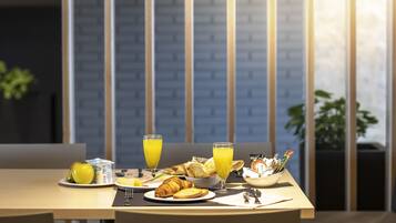 Se ofrece un desayuno bufé (10 EUR por persona)