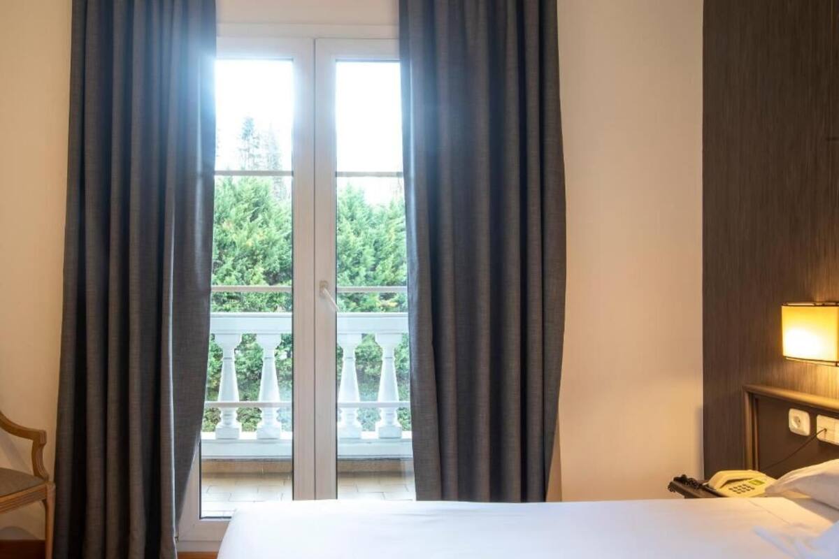 Escrivaninha, cortinas blackout, quartos à prova de som