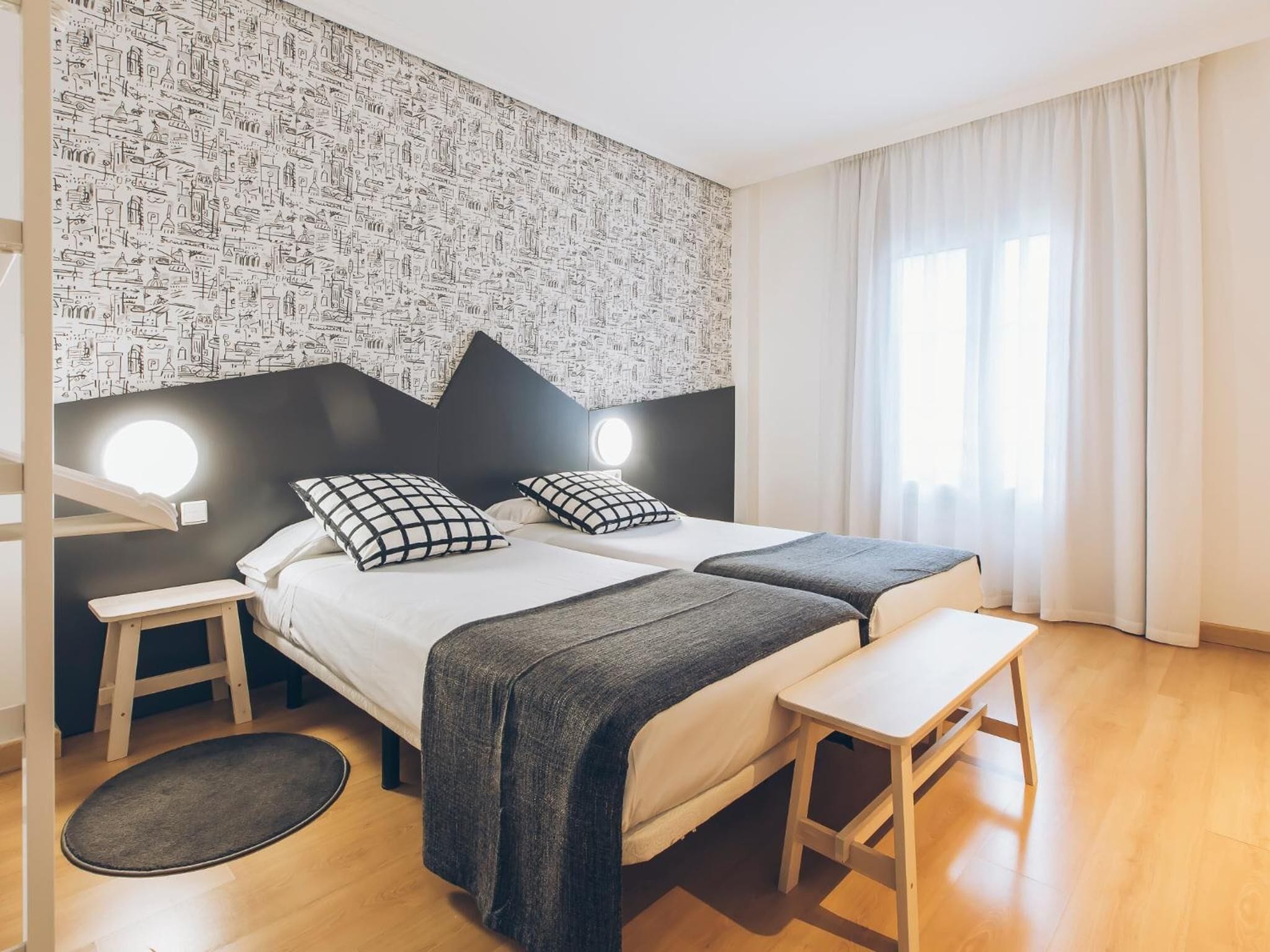 デスク、遮光カーテン、防音設備、アイロン / アイロン台