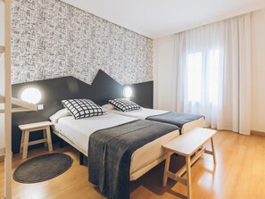 Bureau, rideaux occultants, chambres insonorisées