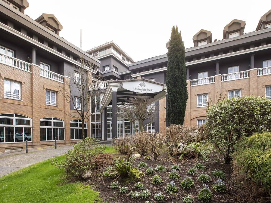 Un edificio de varios pisos con un letrero que dice "Urdanibia Park".