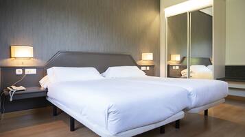 Standard Double Room | 1 bedroom, desk, blackout drapes, soundproofing