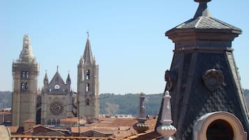 Un edificio histórico con una torre de reloj y un techo puntiagudo.