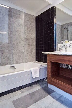 Gabungan pancuran/tab mandi, pengering rambut, bidet, tuala disediakan 