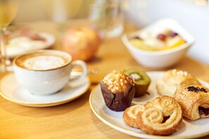Sarapan bufet setiap hari (EUR 17 seorang) 